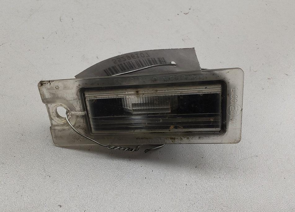 подсветка номера Volvo V70 2 поколение 2001, 2.4 л., бензин, МКПП, чёрный, универсал, 9181753 - фото №1