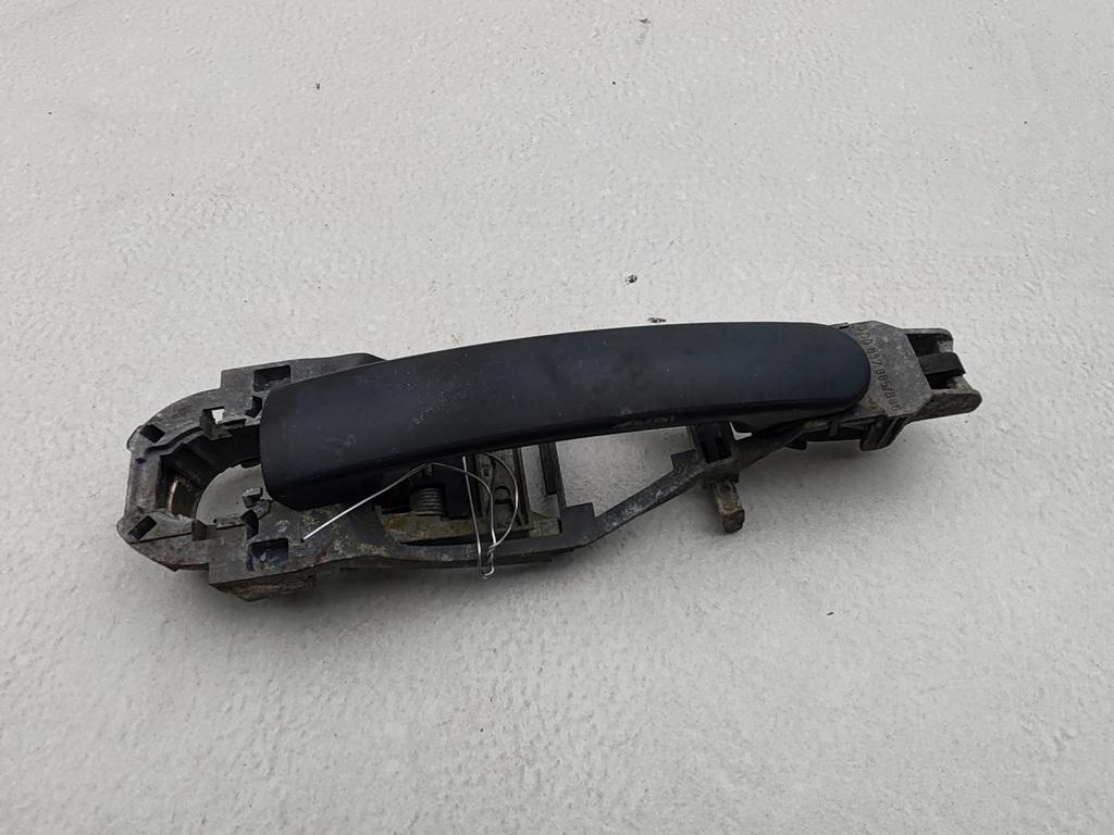 ручка наружная задняя правая Volkswagen Golf 4 поколение 1999, 1.6 л., бензин, МКПП, серый, универсал, 3B0837885 - фото №1
