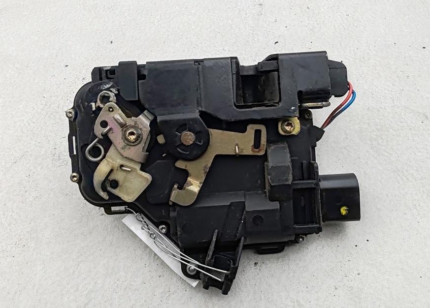 замок двери передней правой Volkswagen Passat B5 1997, 1.8 л., бензин, МКПП, серый, универсал, 3B1837015