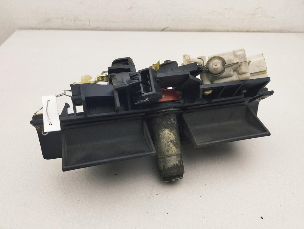 ручка крышки багажника Audi A6 C5 1998, красный, универсал, 8D9827565