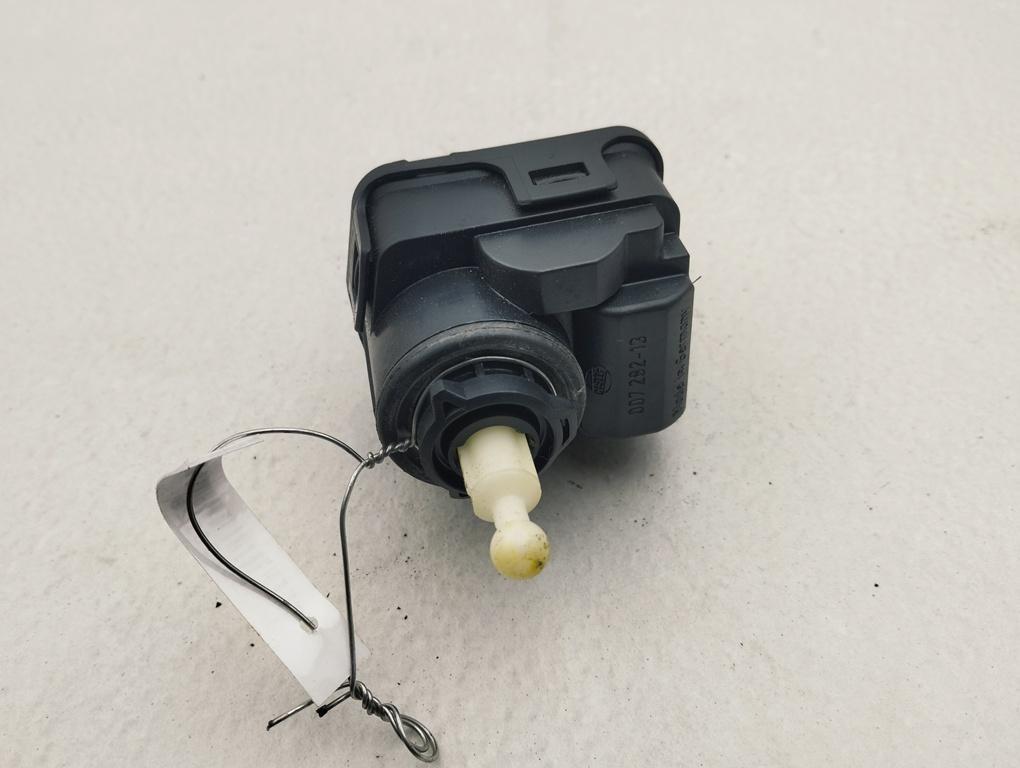 корректор фар Audi A6 4B/C5 1998, 2.5 л., дизель, МКПП, красный, универсал, 8L0941295 - фото №1