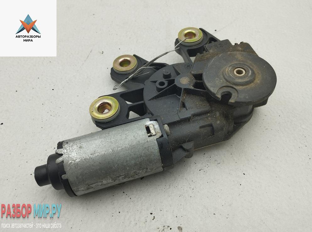 Двигатель стеклоочистителя заднего (моторчик дворников) Volkswagen Touareg 1 поколение 2006, 3.0 л., дизель, АКПП, серый, внедорожник 5 дв., 7L0955712B - фото №1