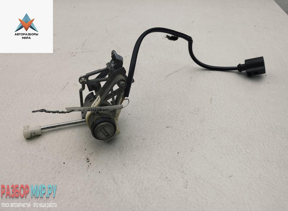 Личинка замка багажника Volkswagen Golf 4 поколение 2000, 1.9 л., дизель, МКПП, красный, хетчбэк 5 дв. - фото №1