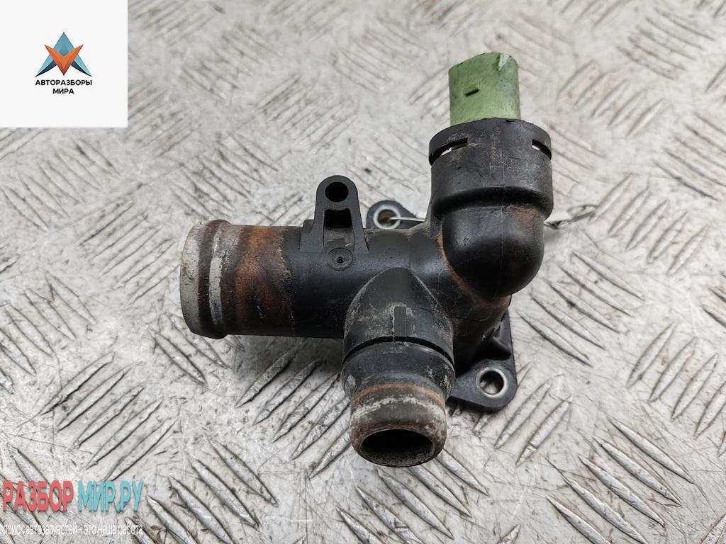 фланец (тройник) системы охлаждения Audi A4 B6 2001, 2.0 л., бензин, АКПП, серый, универсал, 06B121133D - фото №1