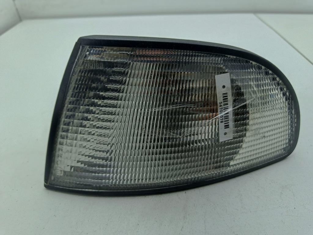 Поворотник (указатель поворота) левый Audi A4 B5 1996, 1.8 л., бензин, МКПП, синий, седан