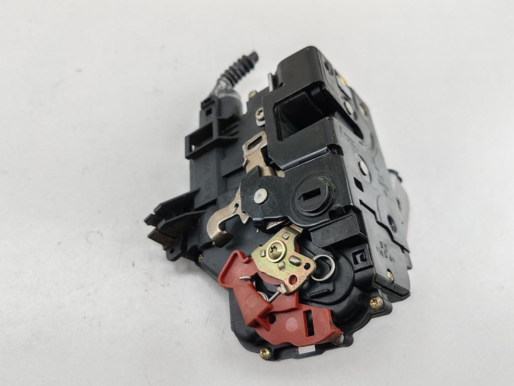 замок двери задней левой Audi A4 B6 2001, 1.8 л., Ti, бензин, МКПП, серый, универсал, 8E0839015C - фото №1