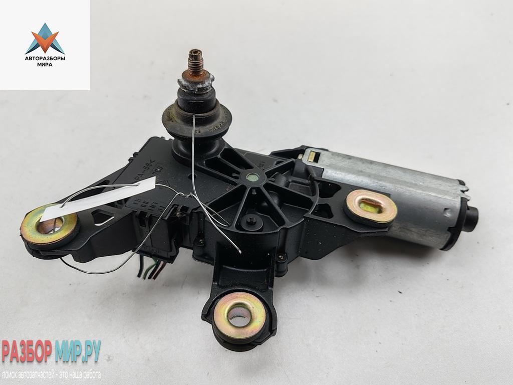 Двигатель стеклоочистителя заднего (моторчик дворников) Audi A6 4B/C5 1999, 2.4 л., бензин, АКПП, зелёный, универсал, 8L0955711A - фото №1