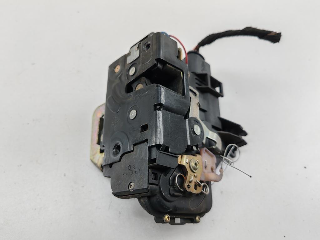 замок двери передней правой Audi A6 C5 1999, 2.4 л., бензин, АКПП, зелёный, универсал, 4B1837016B