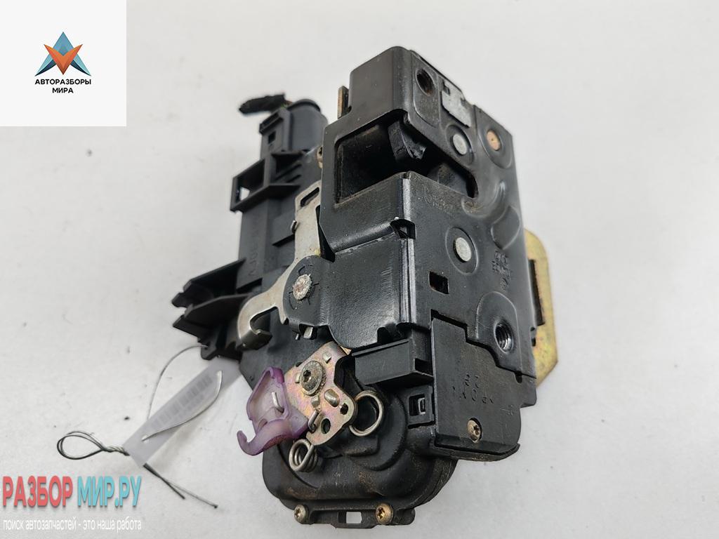 замок двери передней левой Audi A6 4B/C5 1999, 2.4 л., бензин, АКПП, зелёный, универсал, 4B1837015B - фото №1