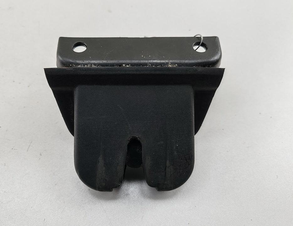 замок багажника Audi A6 C5 1998, универсал, 4B9827505E