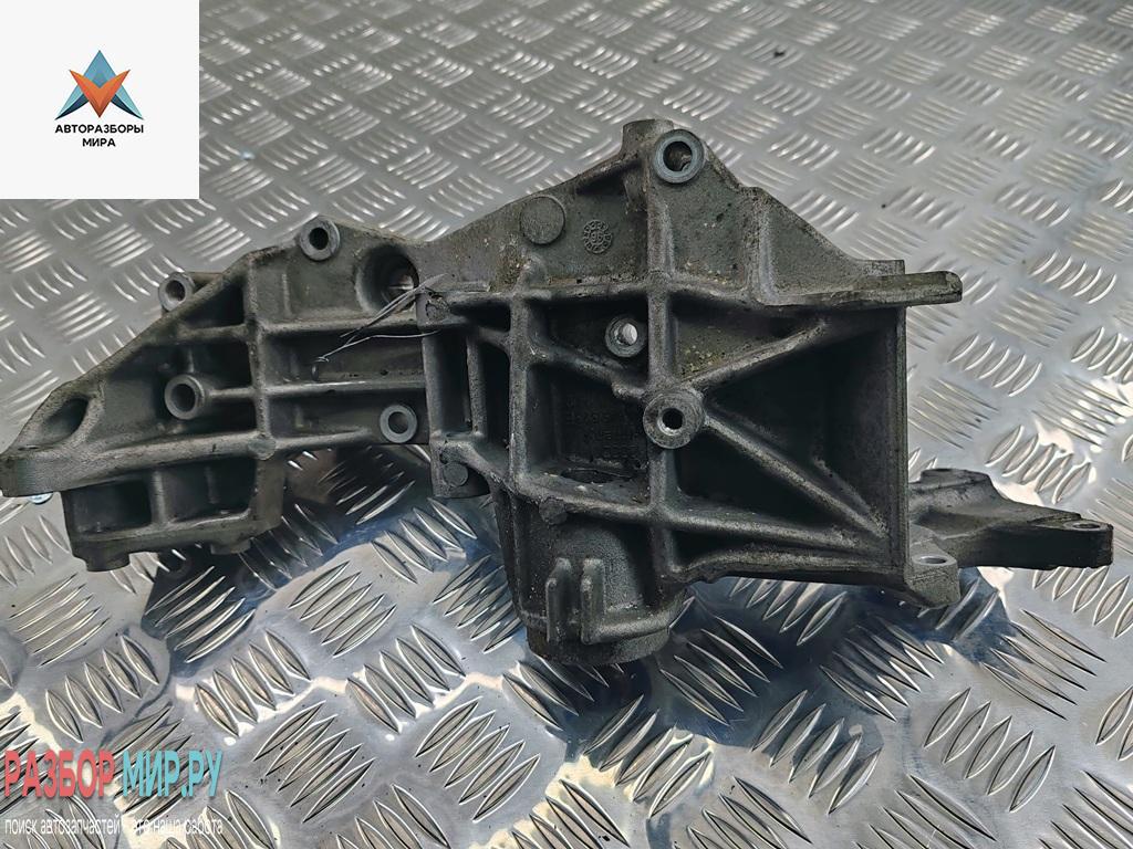 кронштейн генератора Audi A4 B5 1996, 1.8 л., бензин, АКПП, синий, седан, 058145523E - фото №1