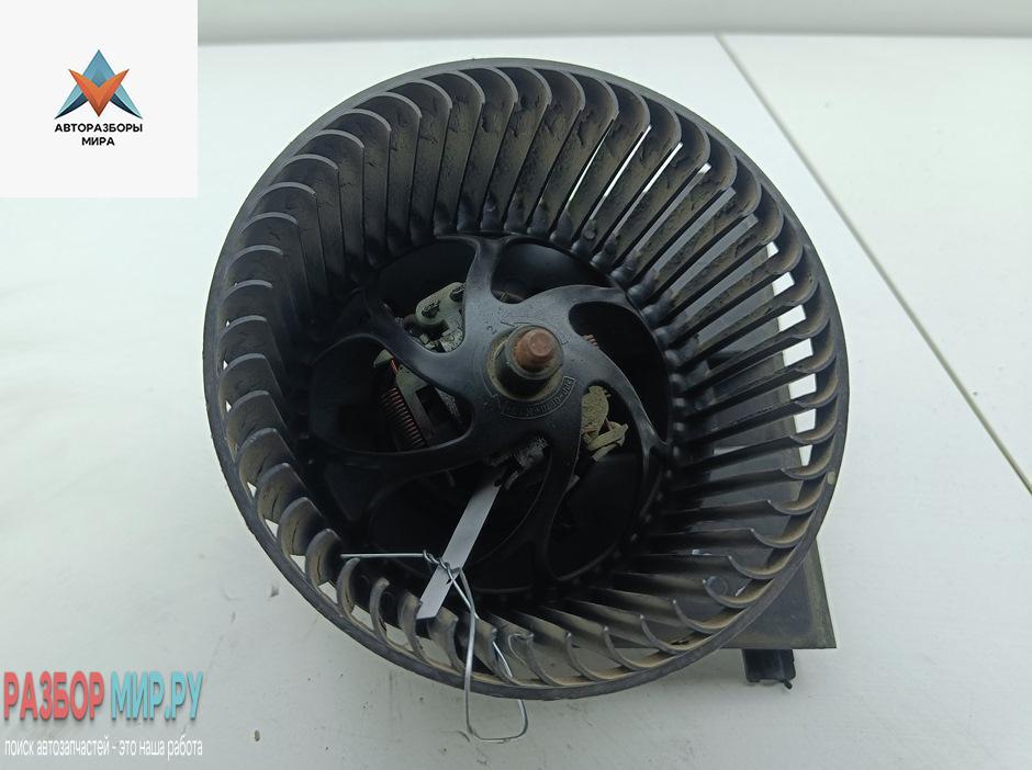 моторчик печки Volkswagen Golf 4 поколение 1999, 1.6 л., бензин, МКПП, серый, универсал, 1J1819021A - фото №1