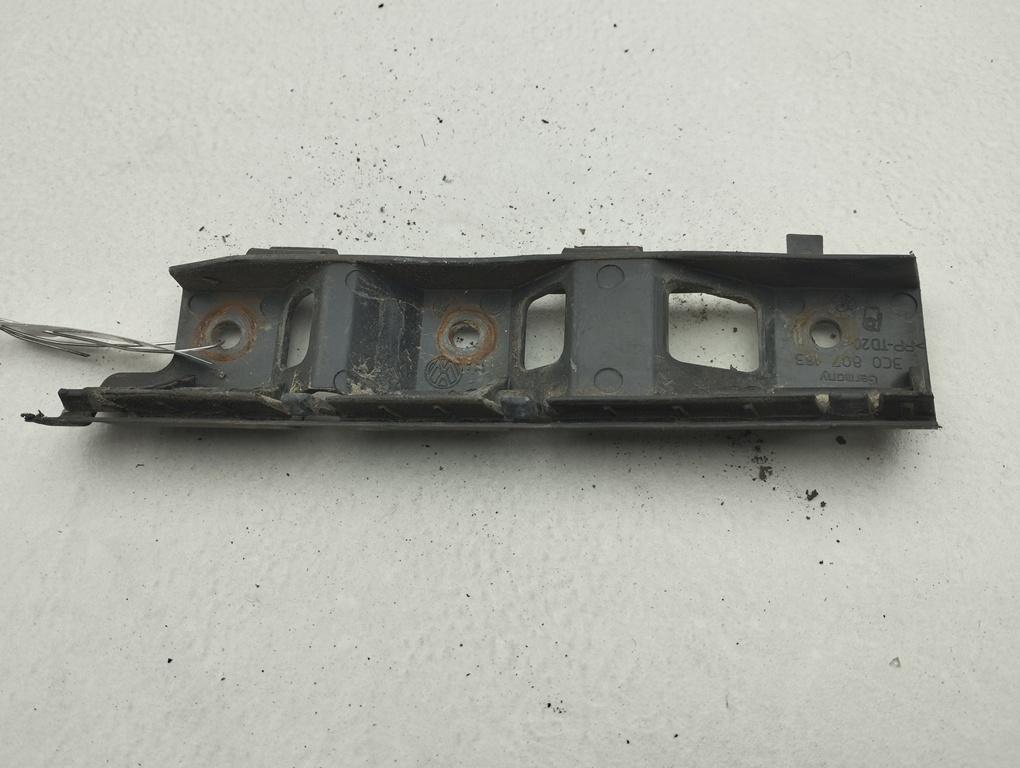 кронштейн переднего бампера Volkswagen Passat B6 2005, 2.0 л., дизель, МКПП, серый, универсал, 3C0807183