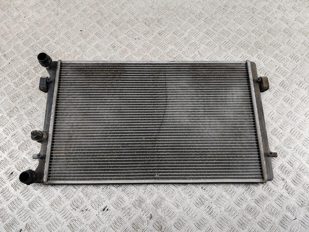 радиатор охлаждения Volkswagen Bora 1999, 1.6 л., бензин, МКПП, чёрный, универсал, 1J0121253P
