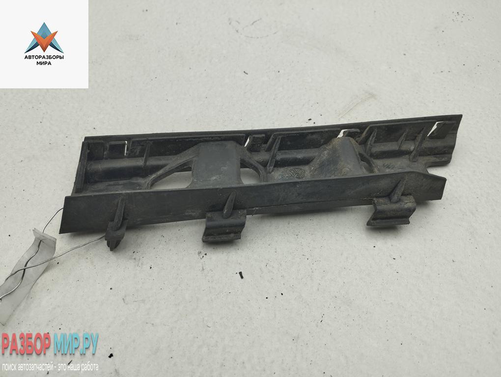 кронштейн переднего бампера Volkswagen Passat B6 2006, 2.0 л., бензин, МКПП, синий, универсал, 3C0807183 - фото №1