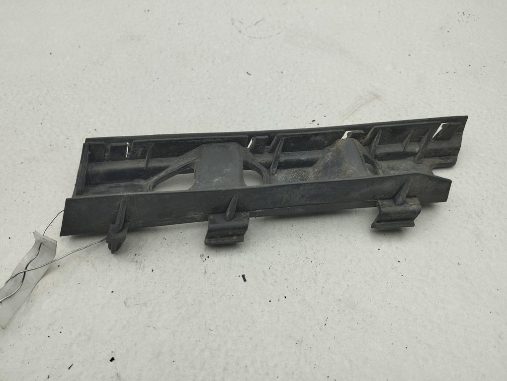кронштейн переднего бампера Volkswagen Passat B6 2006, 2.0 л., бензин, МКПП, синий, универсал, 3C0807183