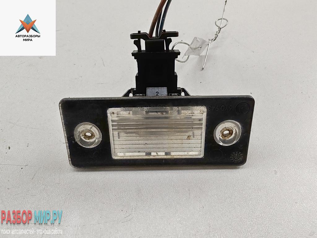 подсветка номера Skoda Fabia 2 поколение (5J) 2009, 1.2 л., бензин, МКПП, серый, хетчбэк 5 дв., 6Y0943021E - фото №1