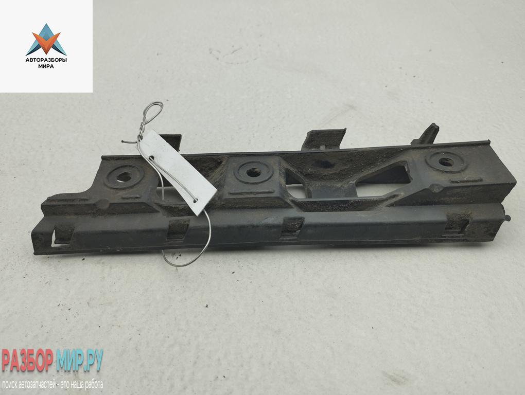 кронштейн переднего бампера Volkswagen Passat B6 2006, 2.0 л., бензин, МКПП, синий, универсал, 3C0807184 - фото №1