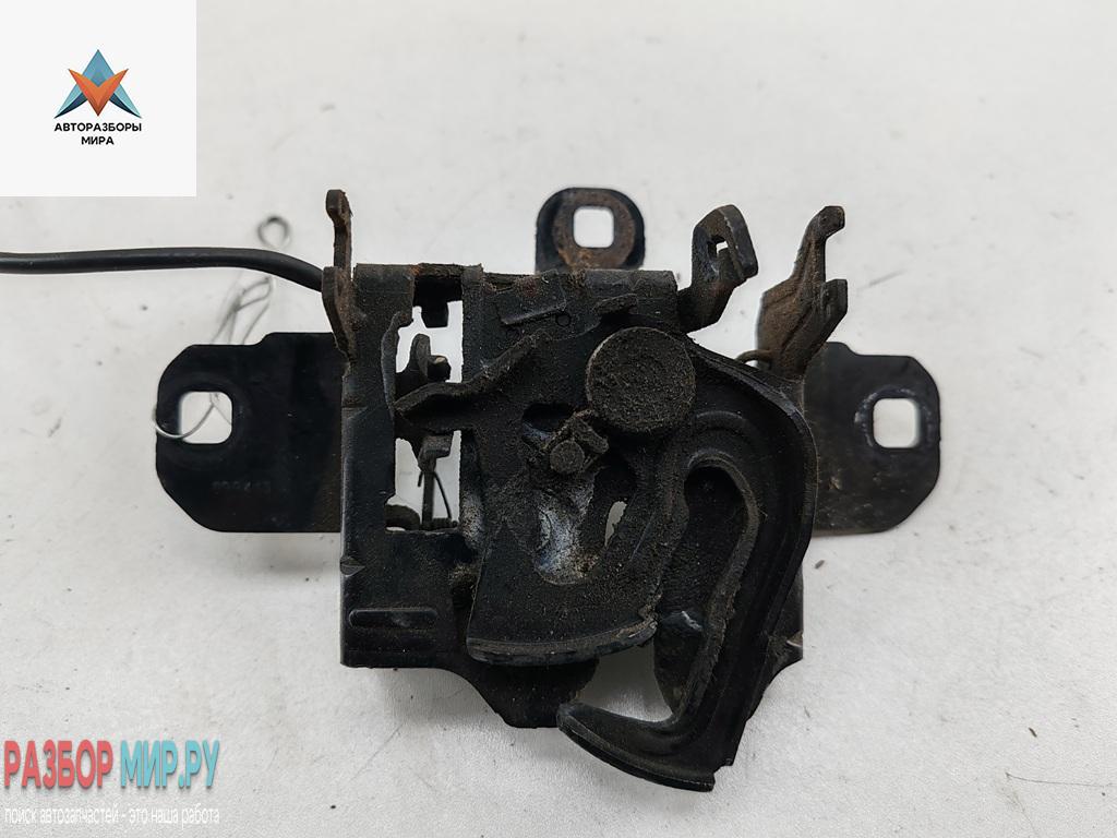 замок капота Volkswagen Bora 1 поколение 1999, 1.6 л., бензин, МКПП, чёрный, универсал, 1J0823509C - фото №1