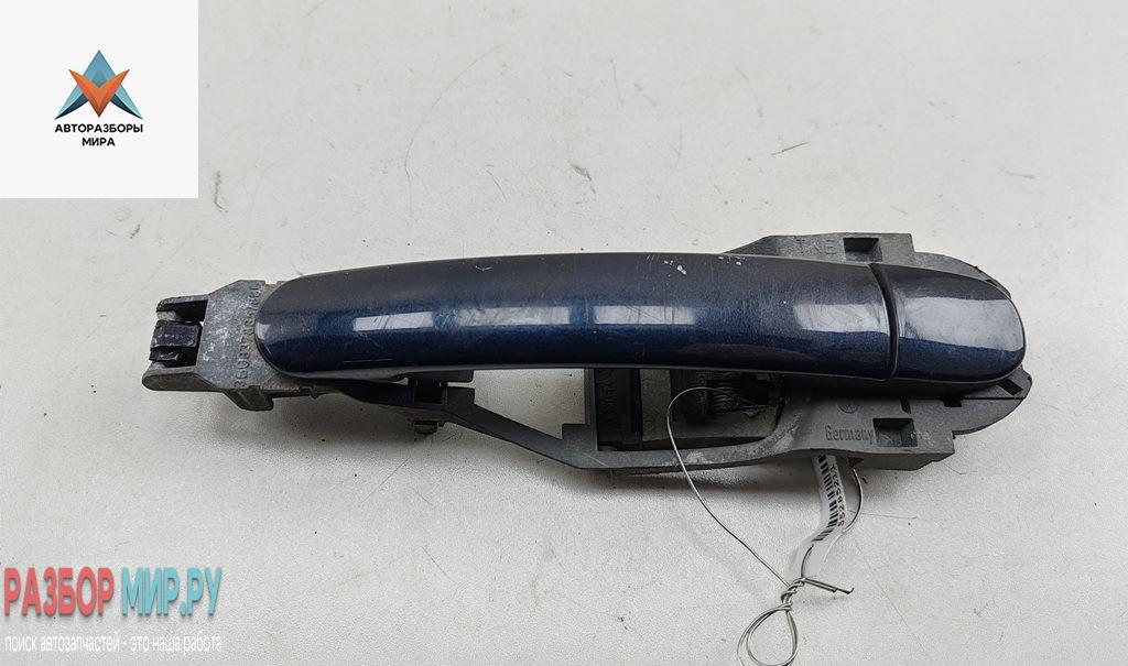 ручка наружная передняя правая Volkswagen Golf 4 поколение 2003, 1.4 л., бензин, МКПП, синий, хетчбэк 3 дв., 3B0837886 - фото №1