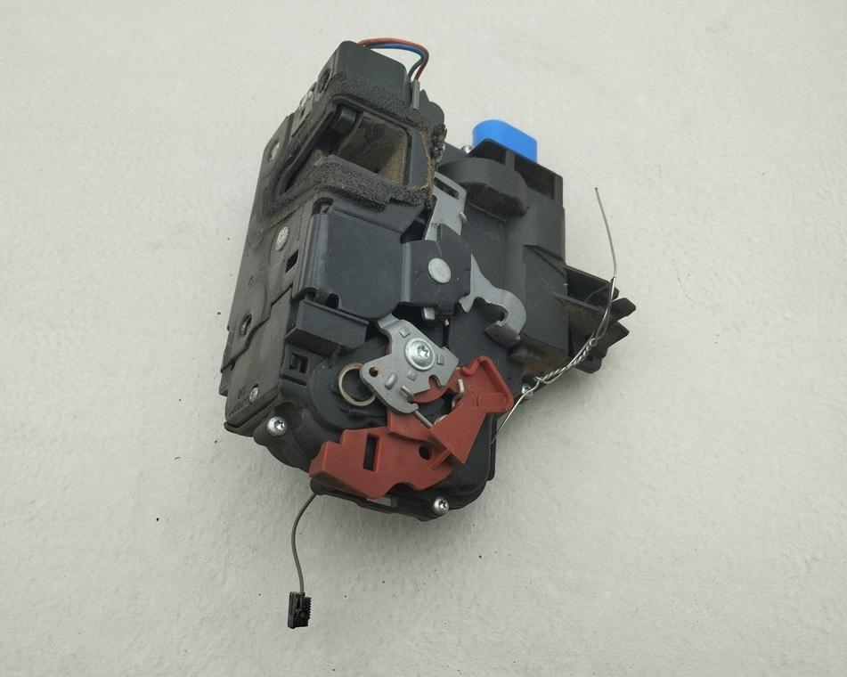 замок двери передней правой Skoda Fabia mk2 (5J) 2009, 1.2 л., бензин, МКПП, серый, хетчбэк 5 дв., 3B1837016CE