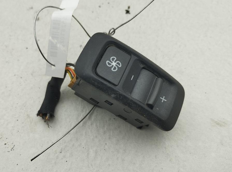 кнопка (выключатель) Volkswagen Passat B7 2013, 2.0 л., дизель, АКПП, серый, универсал