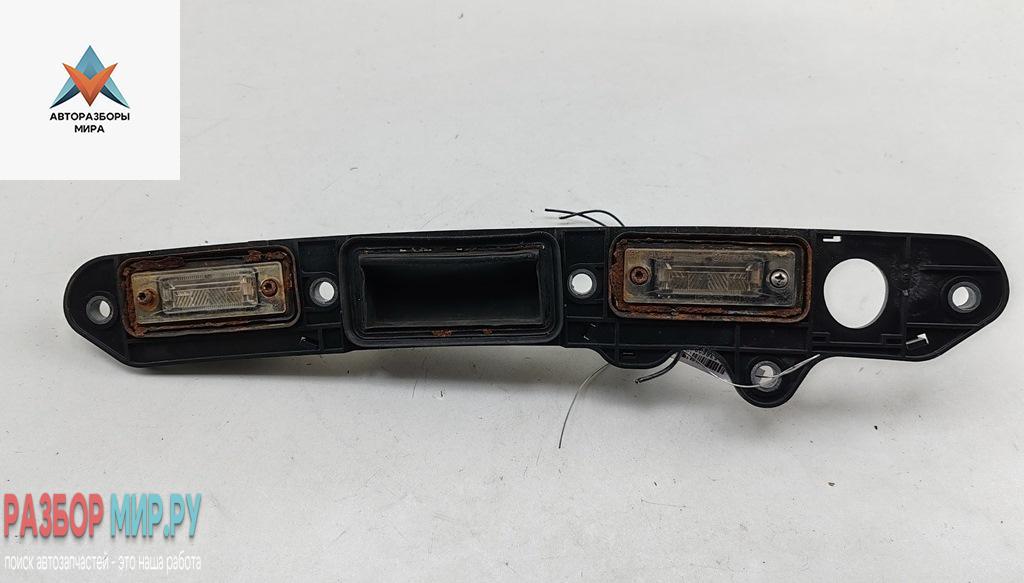 накладка подсветки номера Volkswagen Passat B6 2006, 1.6 л., бензин, АКПП, чёрный, универсал - фото №1