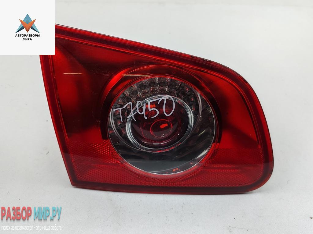 фонарь крышки багажника левый Volkswagen Passat B6 2006, 1.6 л., бензин, АКПП, чёрный, универсал, 3C9945093 - фото №1