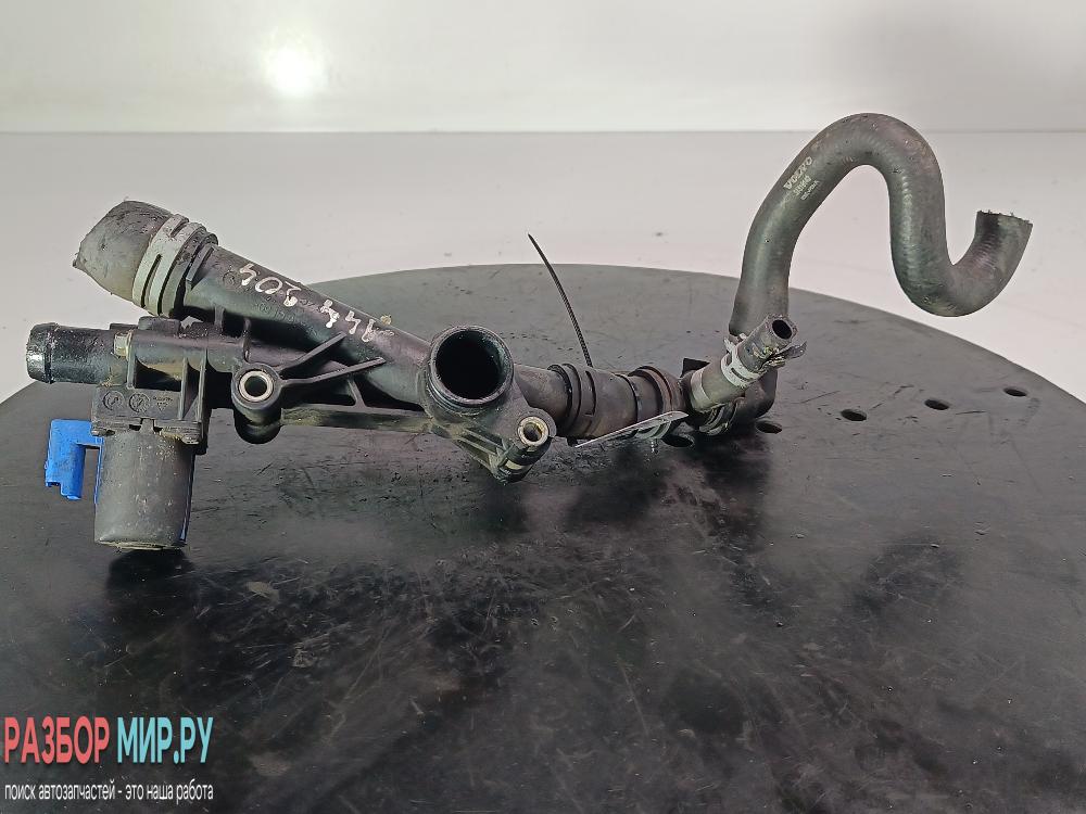 фланец (тройник) системы охлаждения Volvo V40 2 поколение 2013, цвет, BM5G-8K556-FA - фото №1