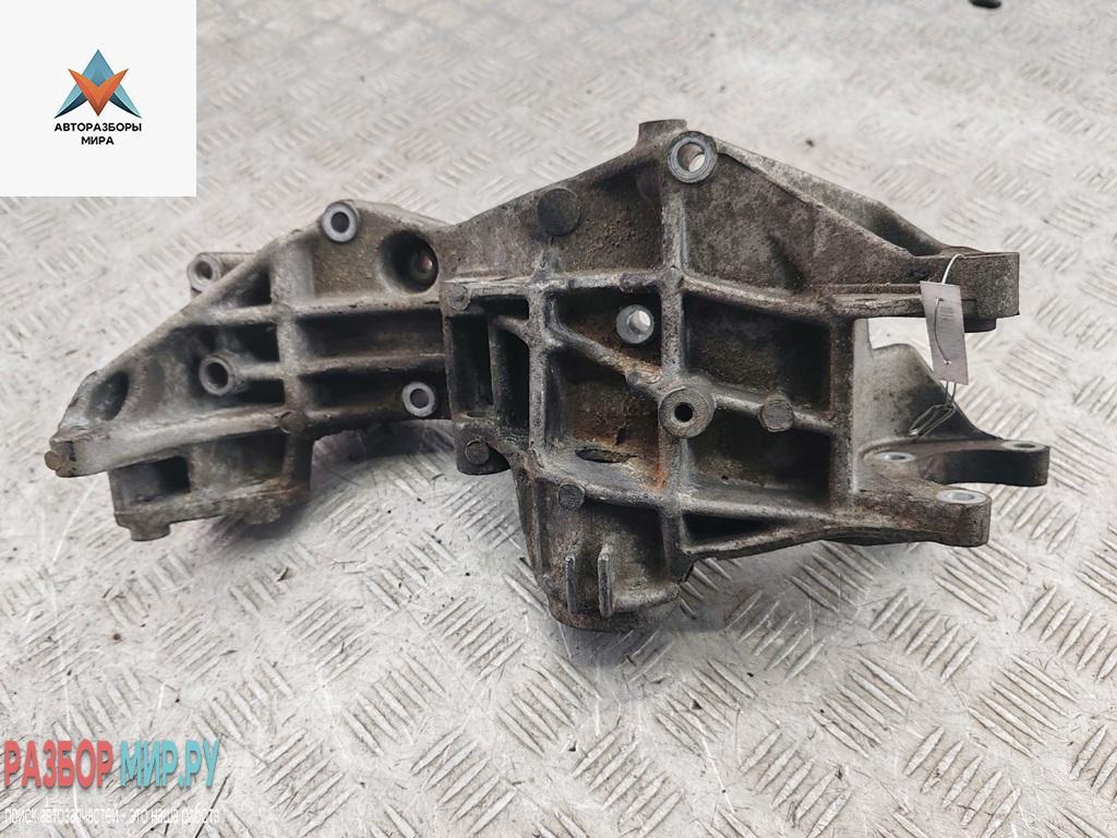 кронштейн генератора Volkswagen Passat B5 1997, 1.8 л., бензин, МКПП, серый, универсал, 058145523D - фото №1