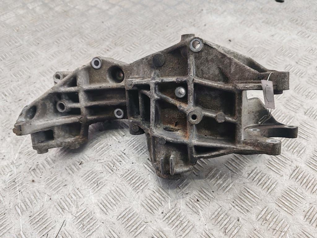 кронштейн генератора Volkswagen Passat B5 1997, 1.8 л., бензин, МКПП, серый, универсал, 058145523D - фото №1
