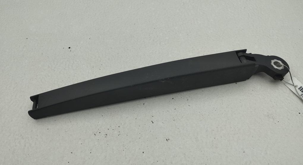 Щеткодержатель (поводок стеклоочистителя) задний Volkswagen Passat B7 2013, 2.0 л., дизель, АКПП, серый, универсал - фото №1
