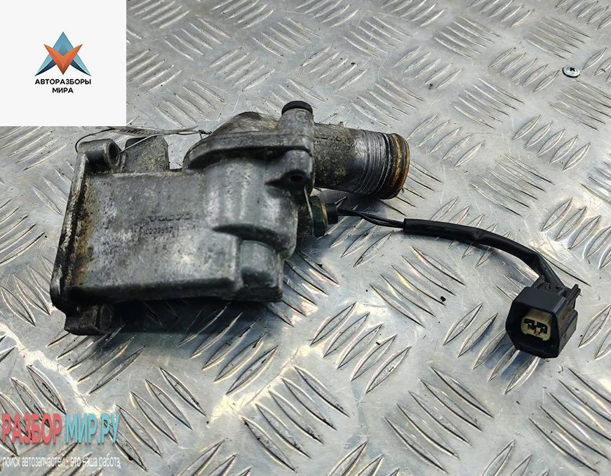 корпус термостата Volvo V70 2 поколение 2001, 2.4 л., бензин, МКПП, чёрный, универсал, 9209867 - фото №1