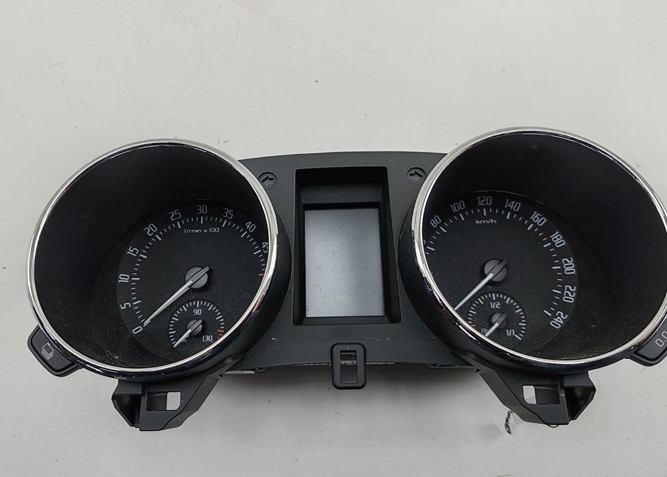 приборная панель Skoda Yeti 2010, 2.0 л., дизель, МКПП, коричневый, внедорожник 5 дв., 5L0920800E