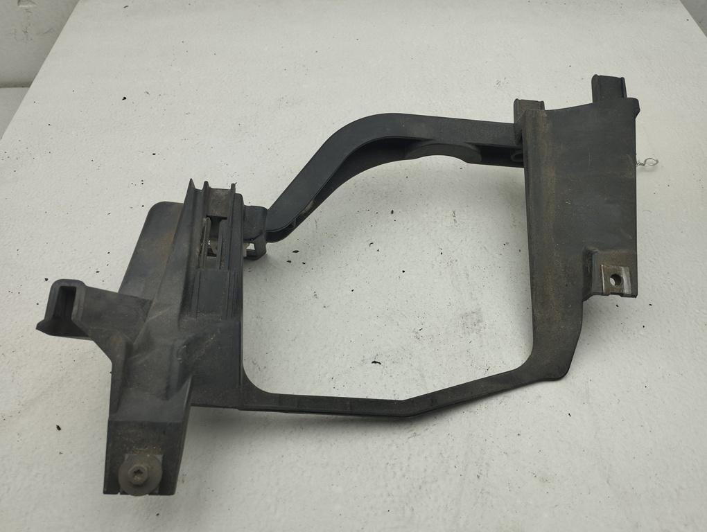 крепление фары левой BMW 5 E60/E61 2004, 2.5 л., дизель, АКПП, чёрный, универсал, 158737-00