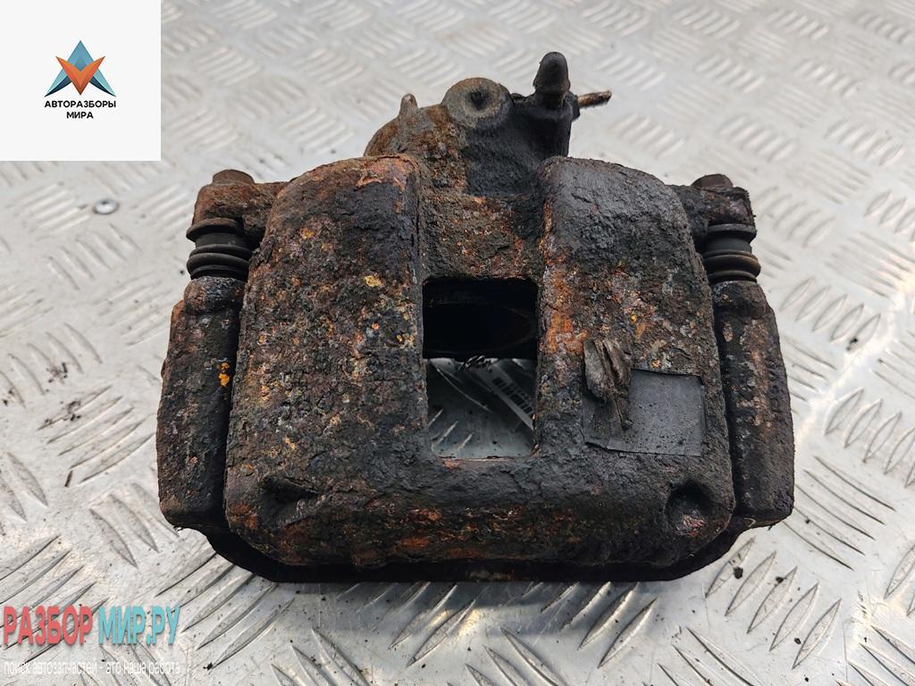 суппорт передний левый Peugeot 207 1 поколение 2008, 1.6 л., дизель, МКПП, белый, универсал - фото №1