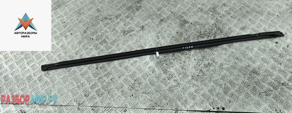 Молдинг стекла двери наружный Ford Fiesta 6 поколение 2009, 1.3 л., бензин, МКПП, красный, хетчбэк 3 дв. - фото №1