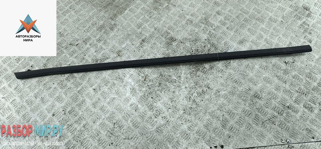 Молдинг стекла двери наружный Ford Fiesta 6 поколение 2009, 1.3 л., бензин, МКПП, красный, хетчбэк 3 дв. - фото №1