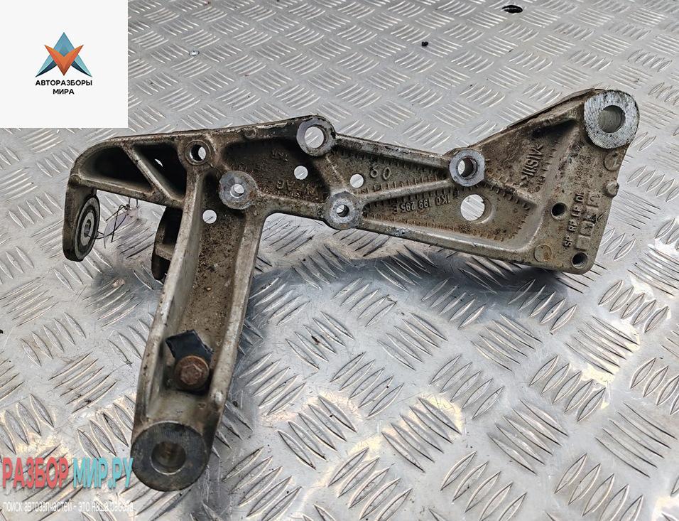 Кронштейн крепления рычага передней подвески Volkswagen Golf 5 поколение 2005, 1.4 л., бензин, МКПП, зелёный, хетчбэк 5 дв., 1K0199295E - фото №1