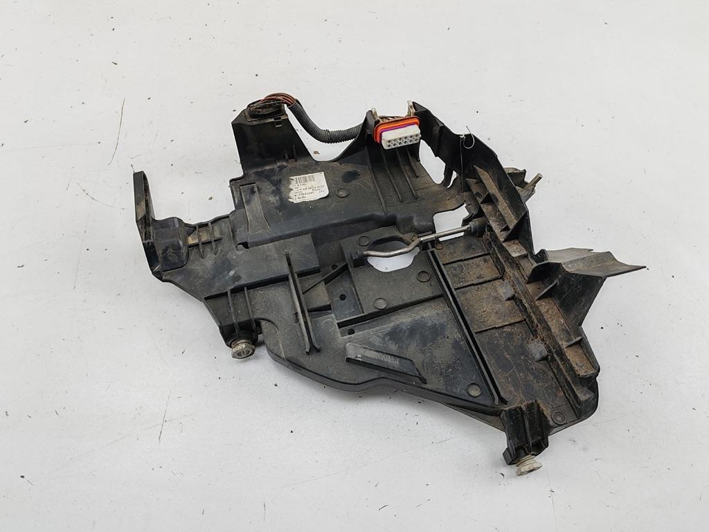 крепление фары правой Volkswagen Touareg 2006, 3.0 л., дизель, АКПП, серый, внедорожник 5 дв.