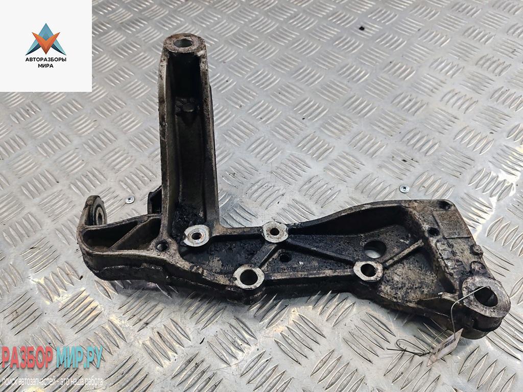 Кронштейн крепления рычага передней подвески Volkswagen Caddy 3 поколение 2006, 1.9 л., дизель, МКПП, красный, фургон - фото №1