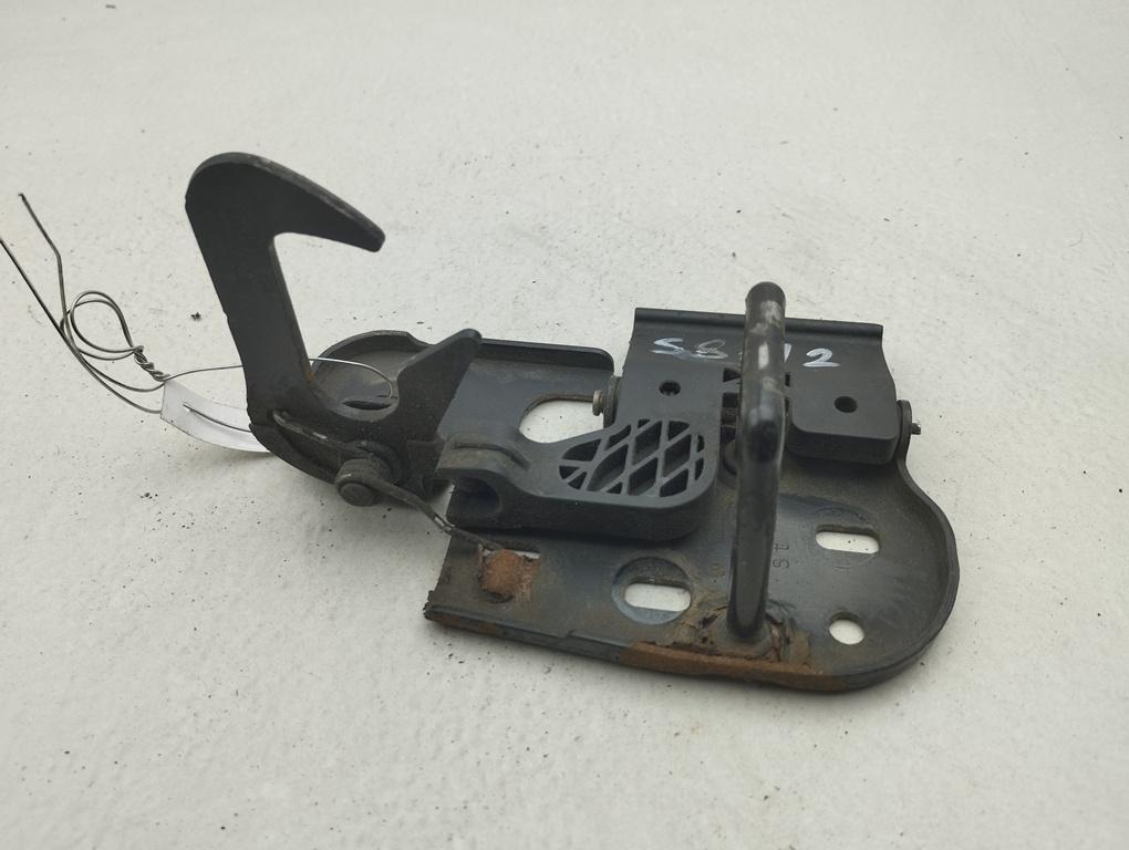 замок капота Volkswagen Passat B6 2006, 2.0 л., бензин, МКПП, серый, седан, 3C0823480