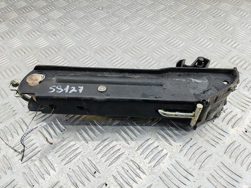 домкрат Volkswagen Passat B6 2006, 2.0 л., бензин, МКПП, серый, седан, 3C0011031B