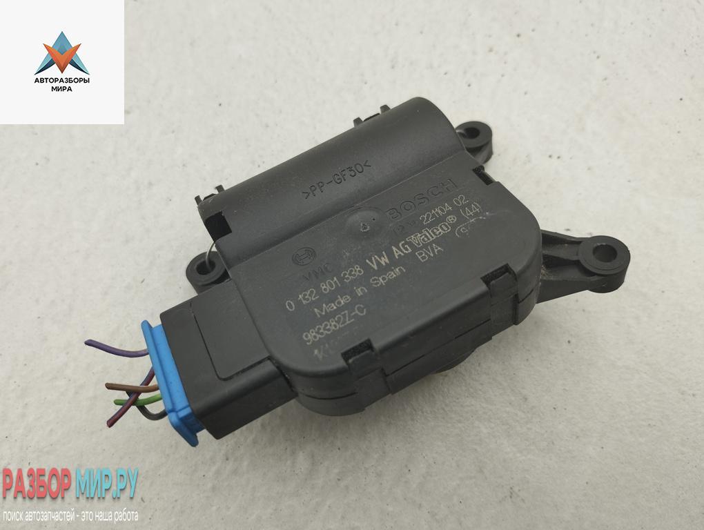 моторчик заслонки печки Volkswagen Golf 5 поколение 2005, 1.4 л., бензин, МКПП, зелёный, хетчбэк 5 дв., 0132801338 - фото №1