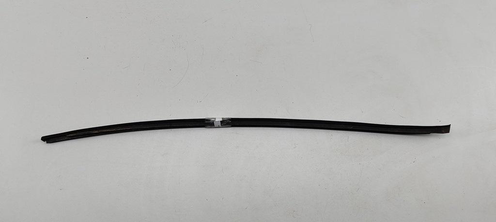 молдинг лобового стекла Volkswagen Passat B6 2006, 2.0 л., бензин, МКПП, серый, седан, 3C0854327A