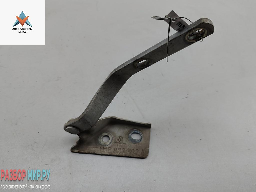 петля капота правая Volkswagen Golf 3 поколение 1998, белый, универсал, 1H0823302 - фото №1