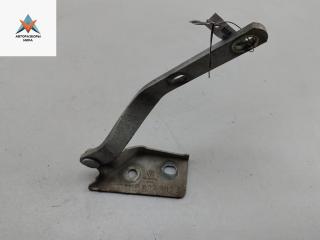 петля капота правая Volkswagen Golf 3 поколение 1998, белый, универсал, 1H0823302