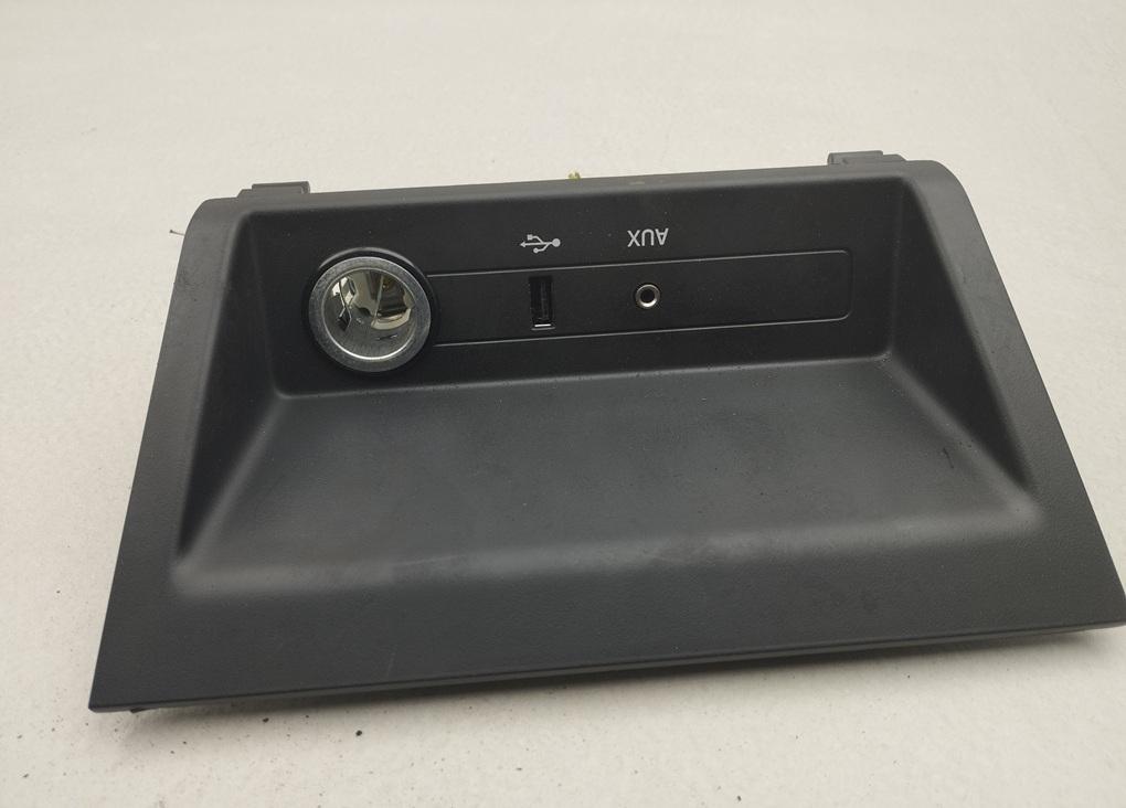 разъем AUX / USB Skoda Fabia mk3 (NJ) 2015, 1.2 л., бензин, МКПП, белый, универсал, 5Q0035724, 5Q0035726C, 6V0857367A