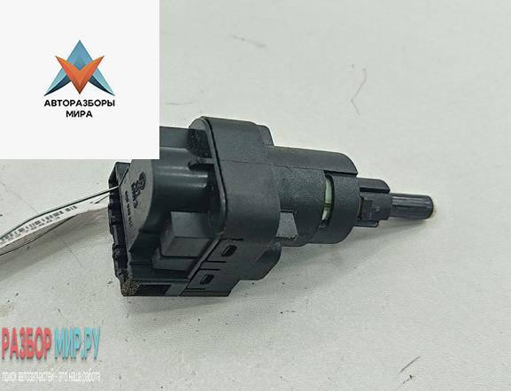 Датчик (включатель) стоп-сигнала Skoda Fabia 2 поколение (5J) 2009, 1.2 л., бензин, МКПП, серый, хетчбэк 5 дв., 6Q0945511 - фото №1