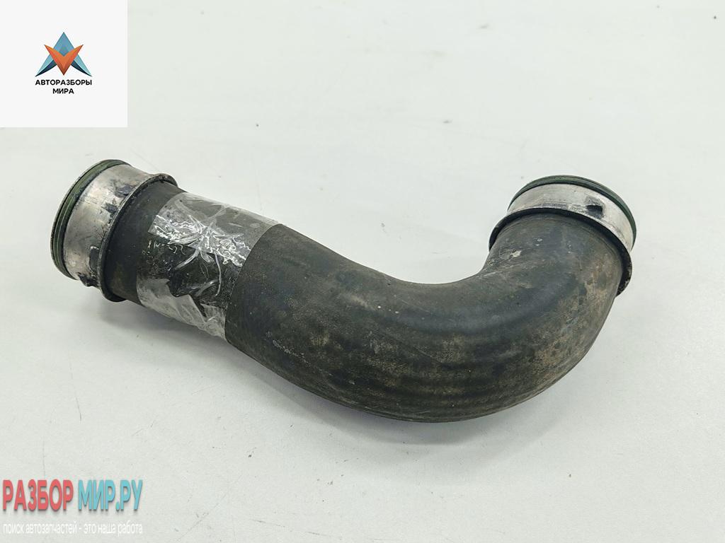 патрубок интеркулера Volkswagen Caddy 3 поколение 2006, 1.9 л., дизель, МКПП, красный, фургон - фото №1